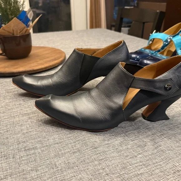 John Fluevog Black Curved Heel Shoes - Picture 2 of 7